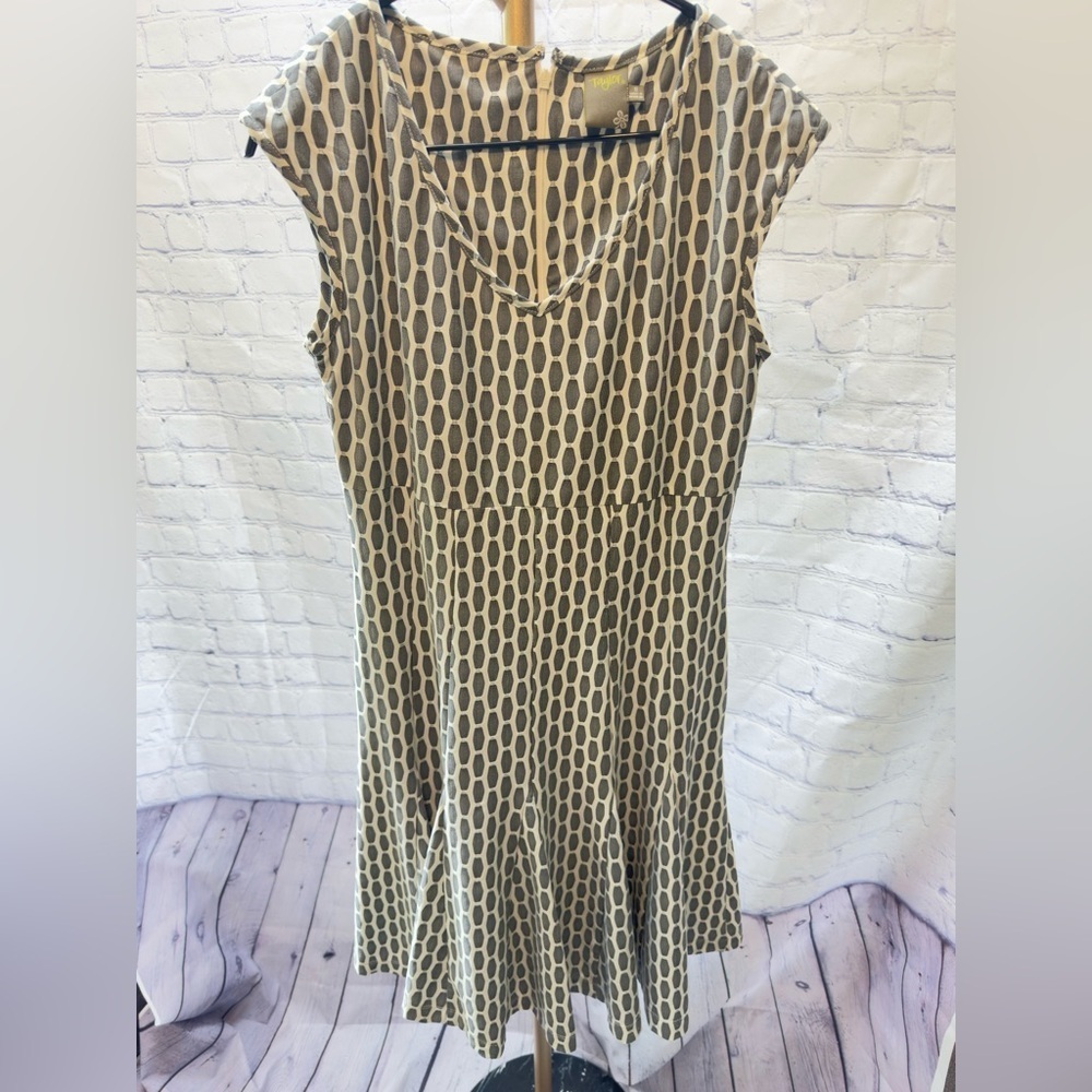 Taylor Dress Fit & Flair Honeycomb print dress like new size 8